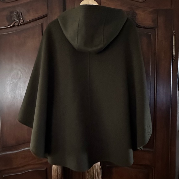 Vince Cape/Poncho - Picture 6 of 6